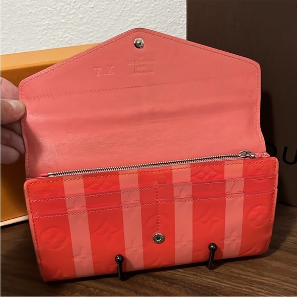 🔥LOUIS VUITTON Vernis Reyur Portefeuille Sarah Limited edition Poppy Petal 1500$ - Picture 8 of 12